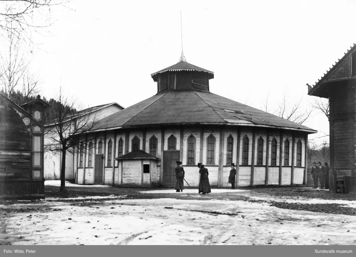 Rotundan vid nöjesparken "Rullan" 1901. Den åttkantiga grönmålade byggnaden användes för teater- och varitéföreställningar under sommarhalvåret.