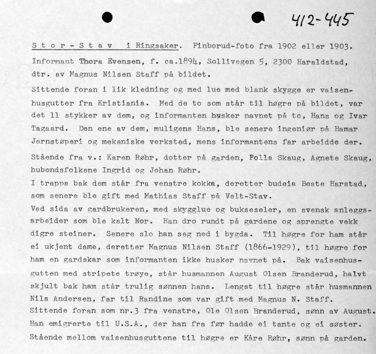 Gruppe med 25 voksne og barn på Stor-Stav, Ringsaker. Stående fra ...