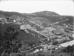 Oversiktsbilde over vaskeriet og omkringliggende anlegg på L