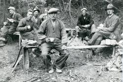 Vegarbeidarar har ei kaffepause i arbeidet sitt. Tatt ca 193