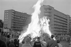 Norge, 23.06.1962. St. Hans feiring. Bål og boligblokker.
