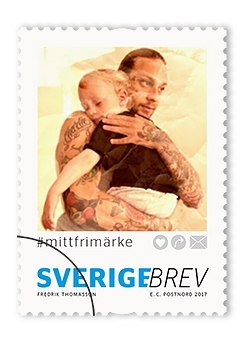 Gummerade frimärken i häfte, med tio frimärken med fem olika motiv av den aktuella Sverigebilden. Valör 7 kr.