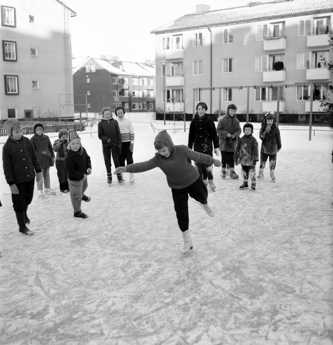 Skridskoplan vid Parkvägen /Artillerigatan, Gävle. Den 23 januari 1957.
