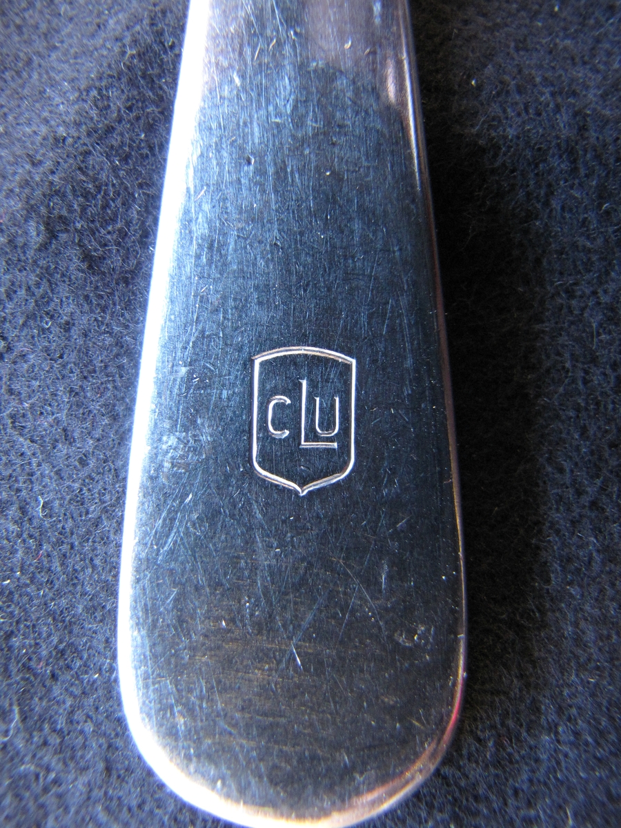 Sked med gravyr med emblemet CLU för Centrallasarettet Uddevalla.