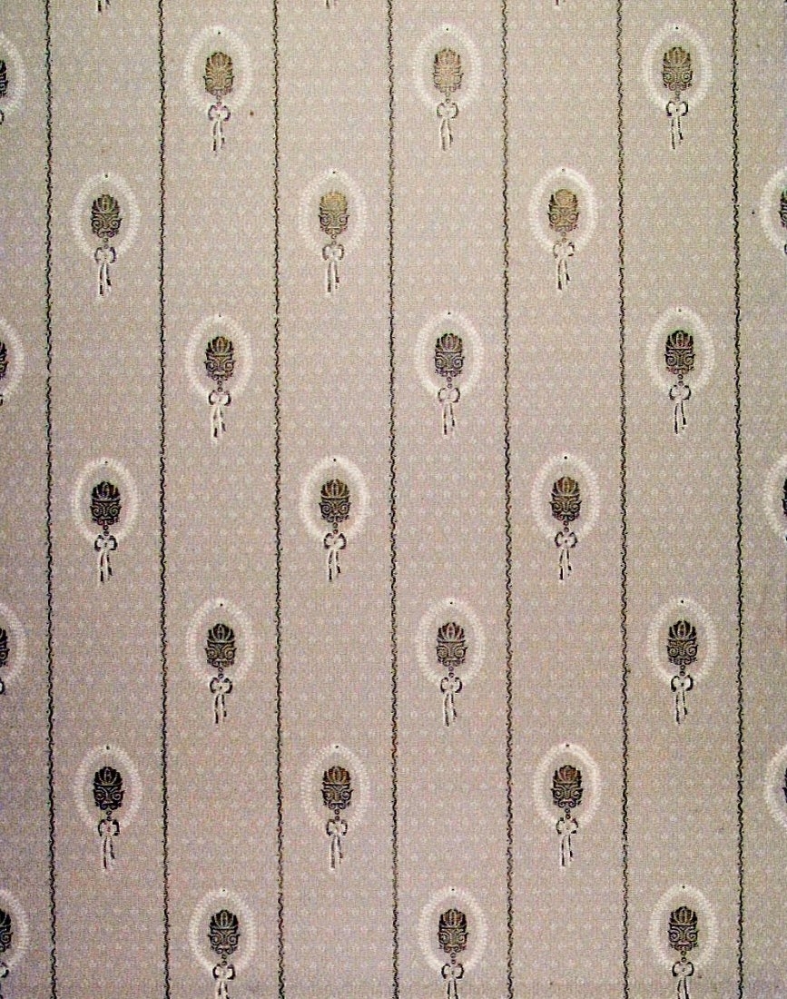Vertikalt randmönster med wienerjugendornament i diagonalupprepning i brunt och cremevitt på en beige bakgrund. Den senare försedd med ett mindre mönster. Textilimiterande.




Tillägg historik:
Tapet från sängkammaren på Knutstorp säteri, Flisby  -Eksjö.
