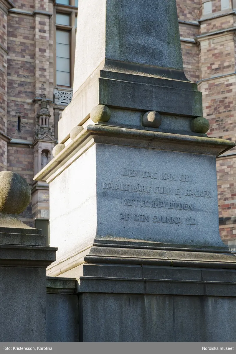 Obeliskernas texter, utanför Nordiska museet