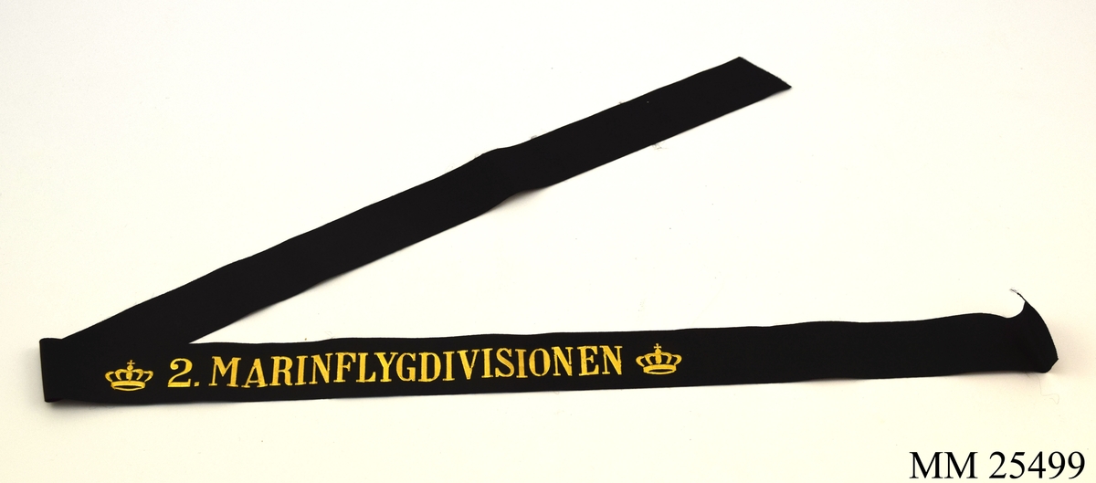Mössband av svart sidenrips. Guldfärgad text, "2 Marinflygdivisionen", med två kronor på vardera sida.