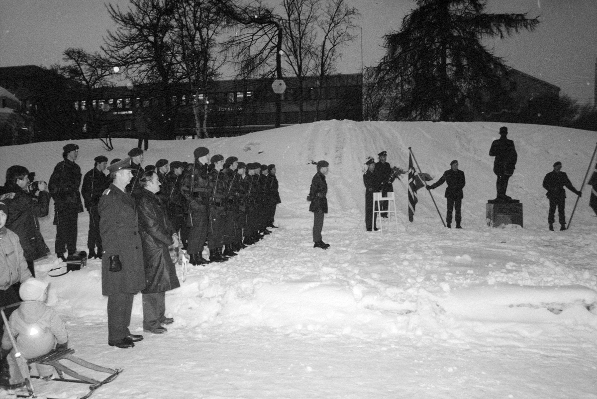 Soldater ved Fleischerstatuen i Generalhagen. Ordfører Nordvik til venstre.