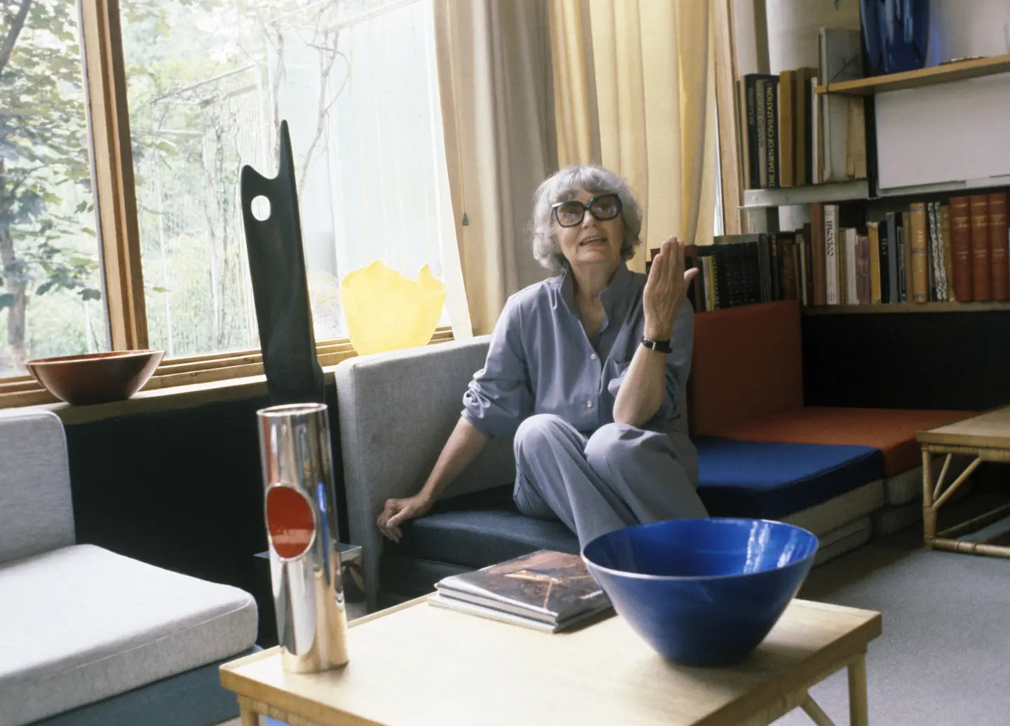 Grete Prytz Kittelsen i sitt hjem i Planetveien i Oslo i 1980 Her sitter hun med vasen og bollen hun testamenterte til museet ved sin død i 2010. Huset er tegnet av Arne Korsmo.