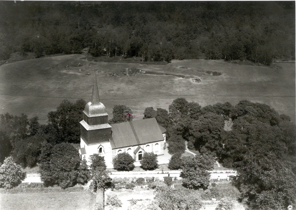 Flygfoto över Vimmerby, Tuna. Samhället med kyrkanbostäder och skog