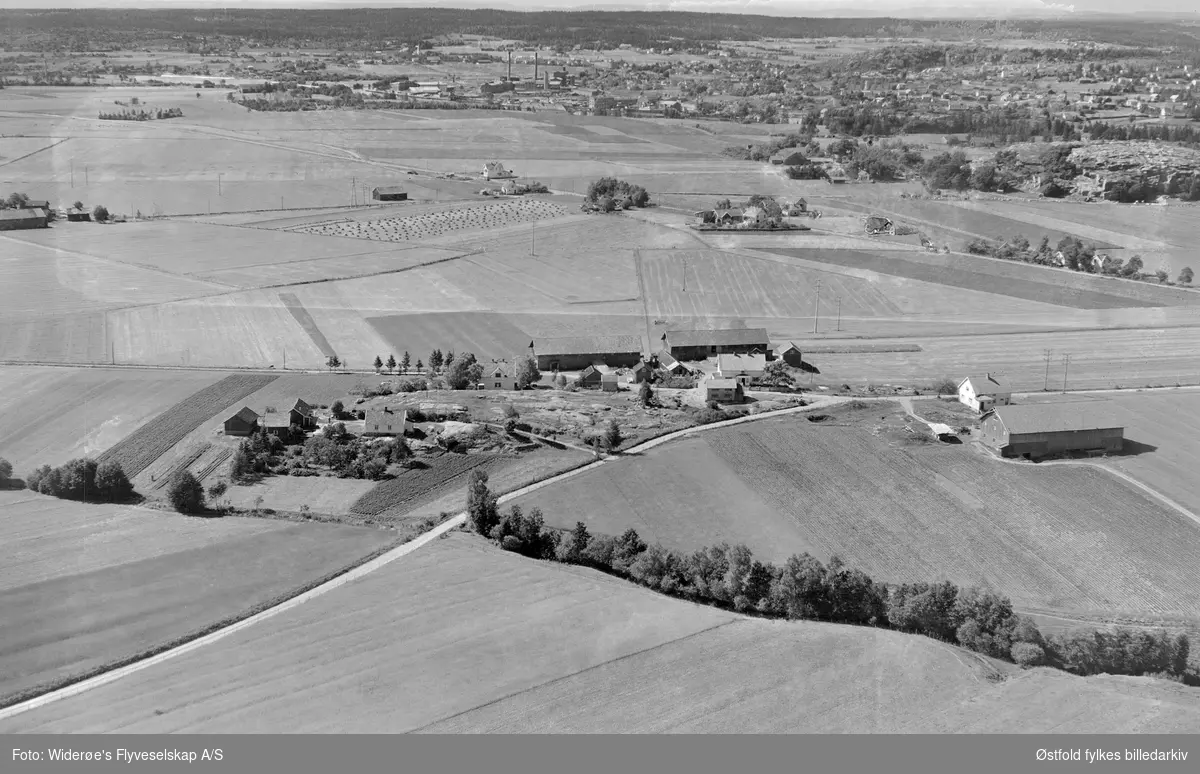 Veberg vestre gård i Borge, flyfoto 24. juli 1952.