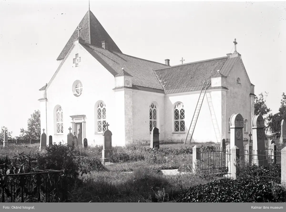 Persnäs kyrka med kyrkogård.
