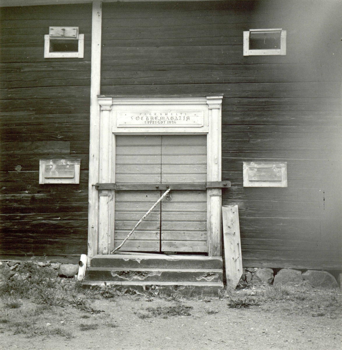 Text på skylten ovan dörren på sockenmagasinet: " Fagerhults sockenmagasin uppbygdt 1846"