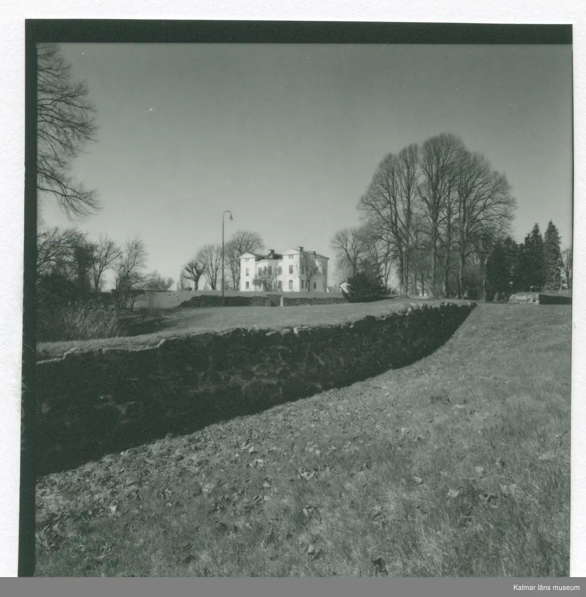 Villa Skansen. Bilden är tagen strax utanför den mosaiska kyrkogården. I förgrunden syns den restaurerade medeltida stadsmuren.