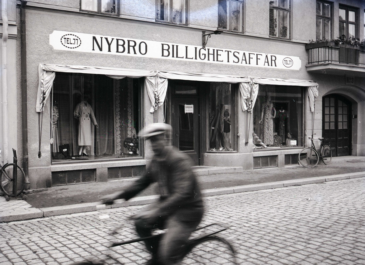 Springpojke cyklar genom Nybro.