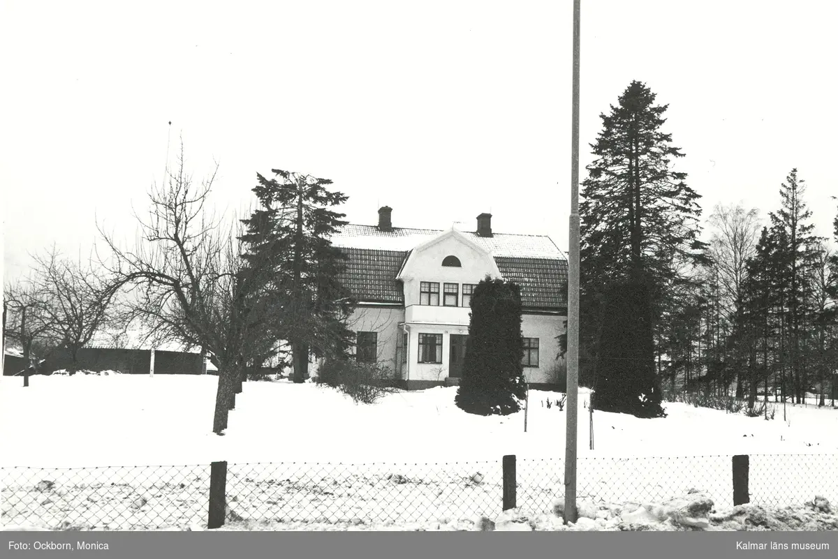 Östra sidan av landvägen från norr. Södra Vi, fastighetsbeteckning 1:11, Sjögärdet. Bostad med lusthus under vintertid.
