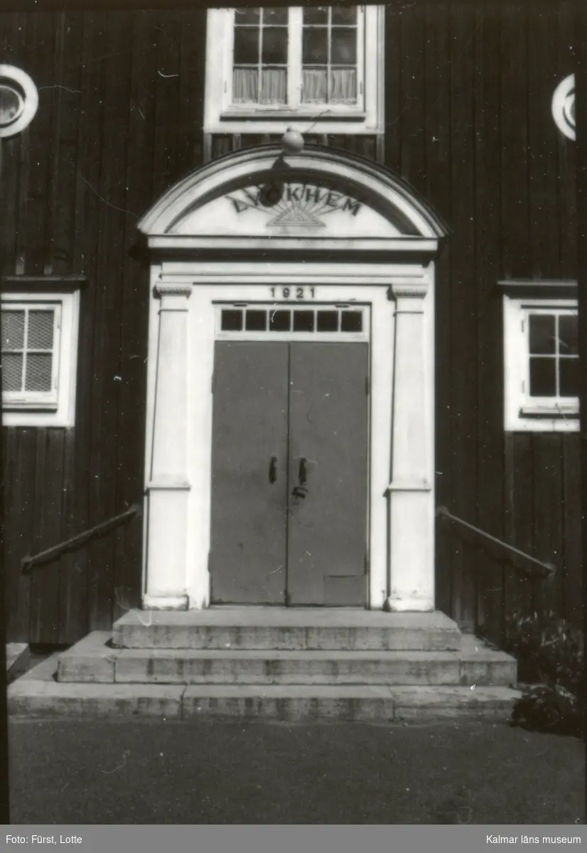 Porten till församlinghemmet Lyckhem på Germundsgatan. Byggt 1921.