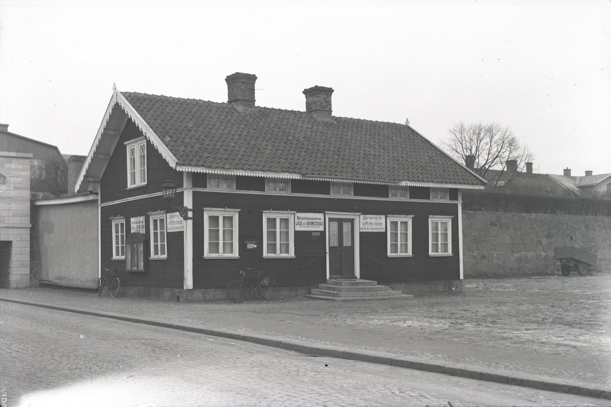 Nykterhetsvännernas värmestuga vid Jordbroporten. Huset flyttades senare till Rinkabyholm där det ännu står, dock kraftigt ombyggt.