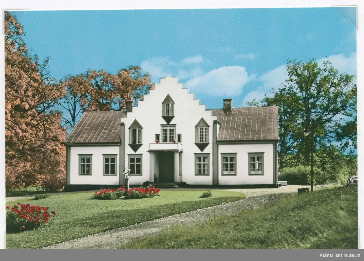 Kolorerat vykort som visar säteriets framsida. Säteriet ligger i Gladhammars socken.