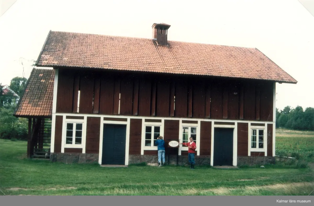 Tuna gård. Bilden visar tvätt- och torkhuset före ommålningen. - Kalmar ...