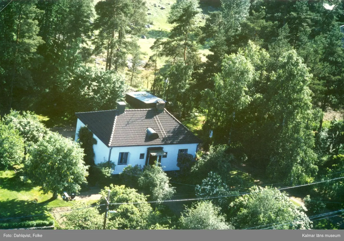 En villa med trädgård, i Bäckebo.
