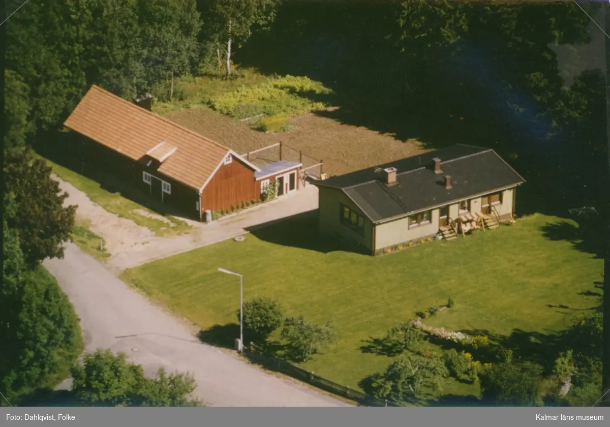 En villa och ekonomibyggnad i Madesjö socken.