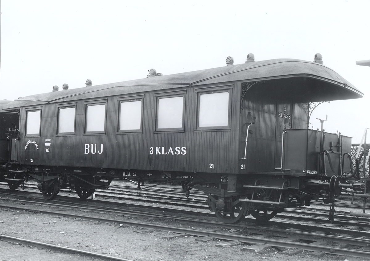 Personvagnar tillverkarde av Kalmar verkstads A/B.
För smalspåriga järnvägar, 
Fotot taget vid Kalmar västra 1920 -talet. 
Småland, Kalmar.