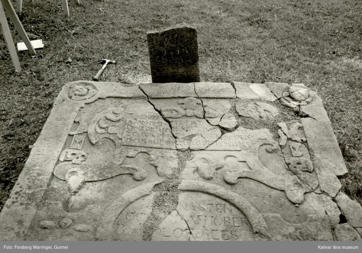 Gamla Kyrkogården. Gravsten med reliefinskription.