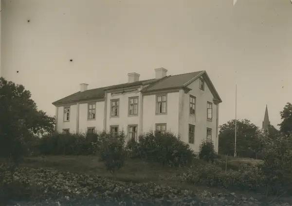 Fagerhults herrgård sedd från trädgården. Den är uppförs i timmer 