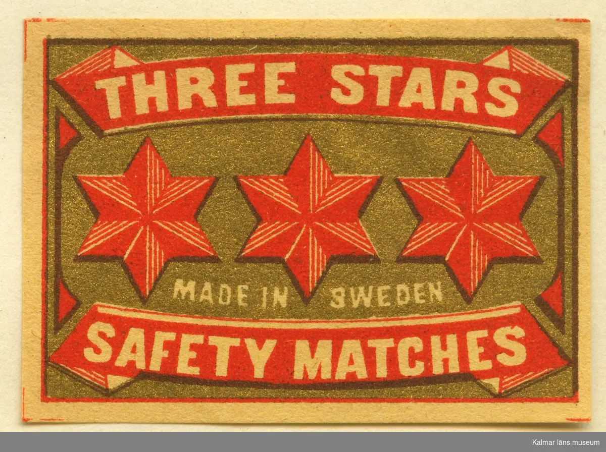 Tändsticksetikett från Mönsterås Tändsticksfabrik, "Three Stars Safety Matches"


Mönsterås har haft två tändsticksfabriker. Den första var Rosendahlsfabriken som anlades 1869 av apotekare Götvid Frykman (1811-1876). Frykman bodde i Kalmar och innehade apoteket i Borgholm 1842-1864. Fabriken lades ner 1887 men 1892 anlades en ny fabrik av Ernst Kreuger och hans bror Fredrik i London under firma E & F Kreuger i Kalmar. Detta skulle bli inledningen till Kreugerepoken inom den svenska tändsticksindustrin..

Under 1800-talet  tillverkades vid fabrikerna i huvudsak svaveltändstickor för export. Genom att också fosfor ingick i tändsatsen var de lättantändliga och orsakade ofta små bränder inom fabriken. Stickornas isättning i ramar gjordes för hand och var hälsovådlig för arbetarna, varför de måste passera vakten till tvättrummet som såg till att alla tvättade händerna före måltid och vid arbetets slut. Fosforångorna var också mycket skadliga särkilt för personer med dåliga tänder.
Frykman som ägde Rosendahlsfabriken, sålde den till A M Lindqvist från Mönsterås. Lindqvist utökade rörelsen avsevärt, men tillverkningen omfattade bara fosfortändstickor. Mönsterås Tidning skriver i en artikel 1882 att fabriken hade 120 anställda och att priserna låg under Jönköpings. Efter konkursen 1887 lades fabriken ner.

(Uppgifterna hämtade från http://thoresmatches.se/tandsticksfabriker/monsteras_tandsticksfabriker.htm)