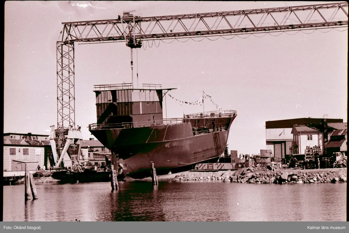 Kalmar varv från Ängö. Ett fartyg sjösätts. Förmodligen M/T Tärntank ...