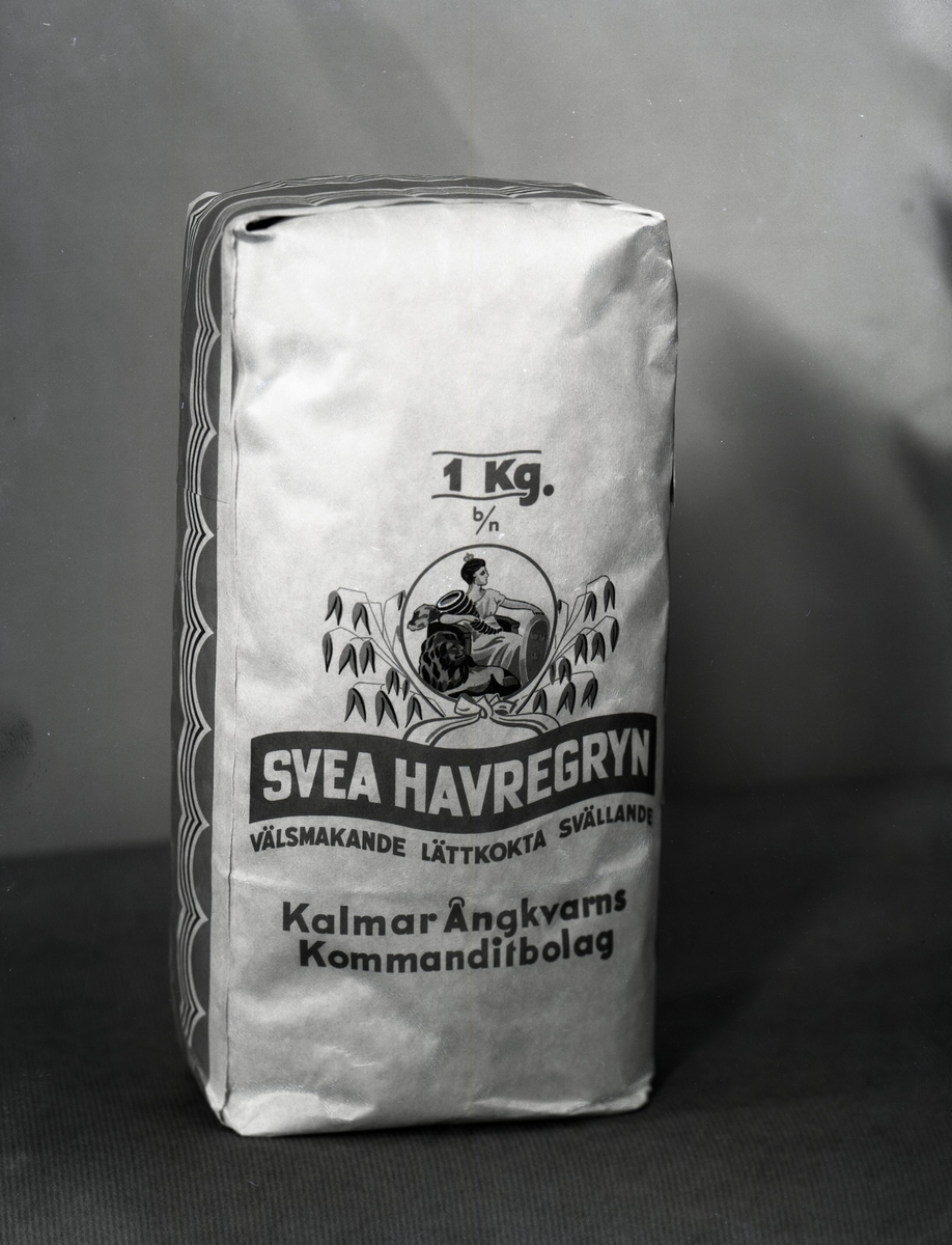 En påse Svea havregryn från Kalmar ångkvarn.