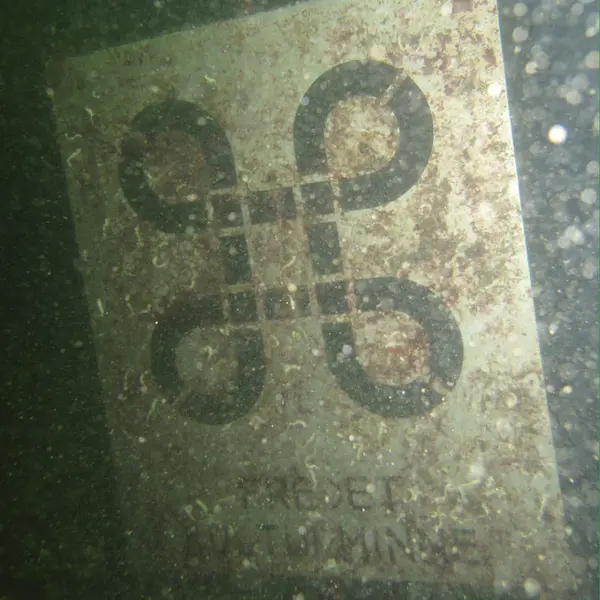 Skilt under vann som markerer "Lossen" som fredet kulturminne.. Foto/Photo