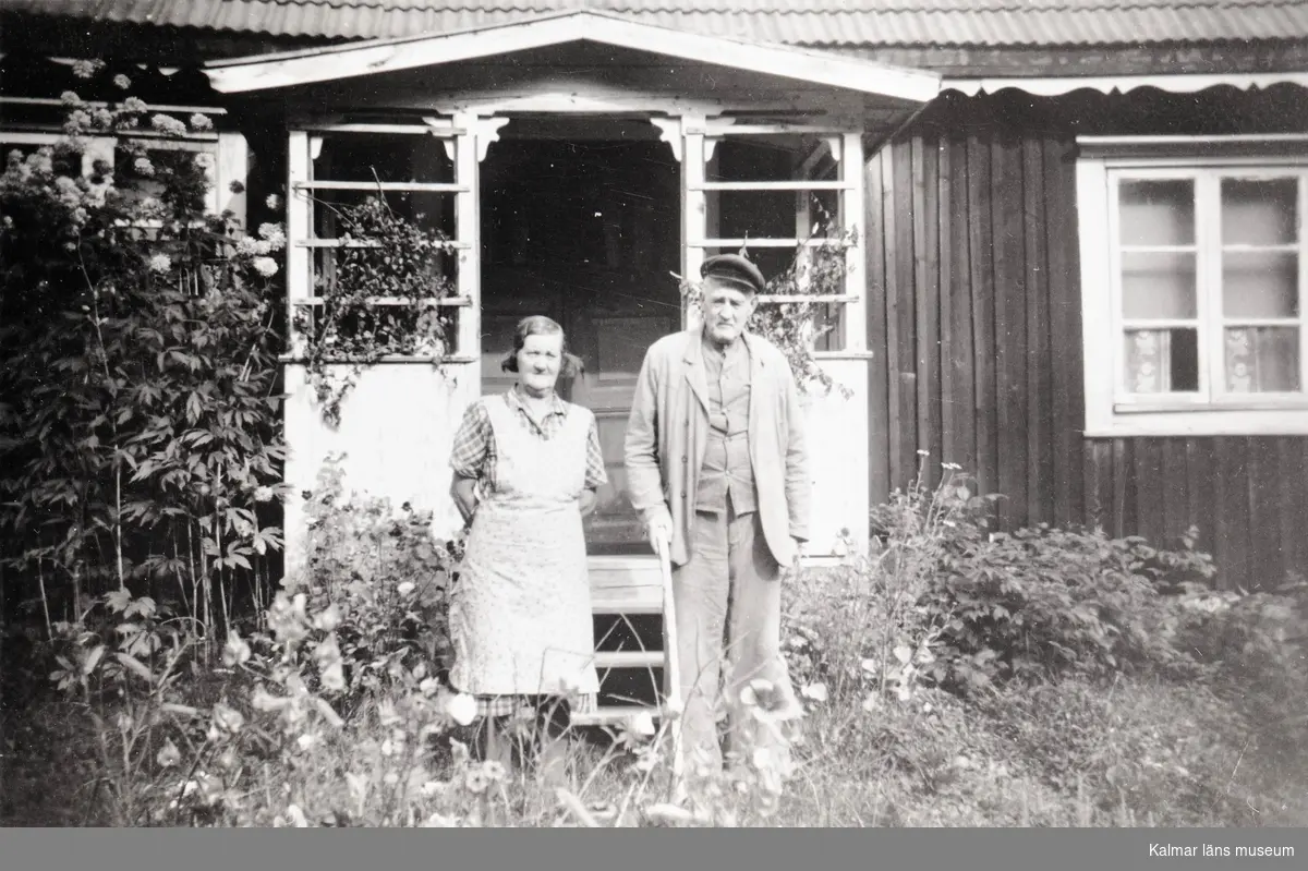 Carl Wiking med hustrun Hildur utanför deras stuga.