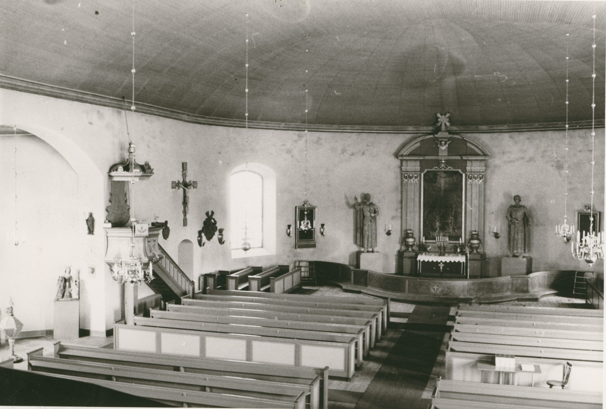 Interiör mot koret i Misterhults kyrka.