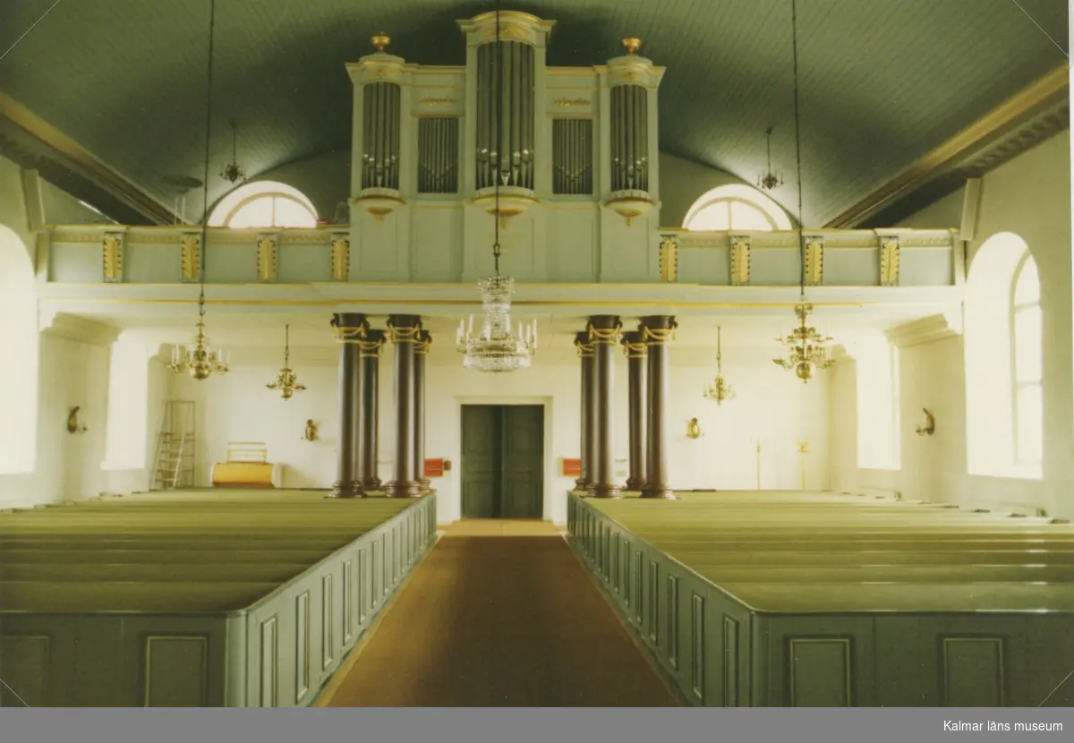 Interiör mot orgelläktaren i Mörlunda kyrka.
