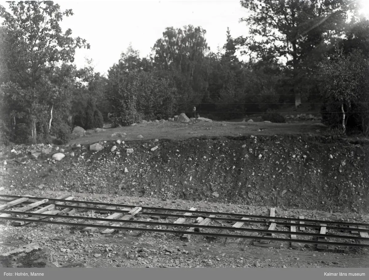 En järnvägsräls vid en stenåldersboplats i Lilla Mark.
