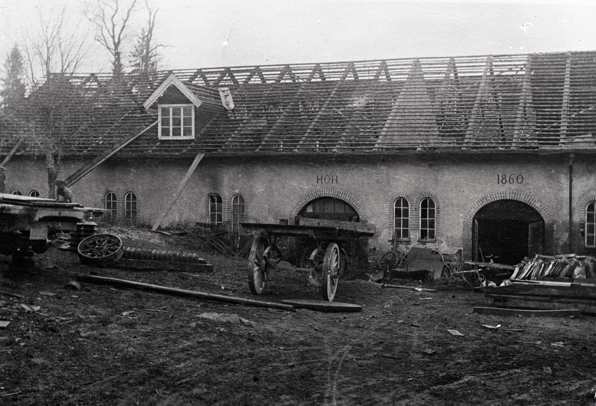 Smedjan, byggd 1860. Under rivning och ombyggnad omkring 1920.