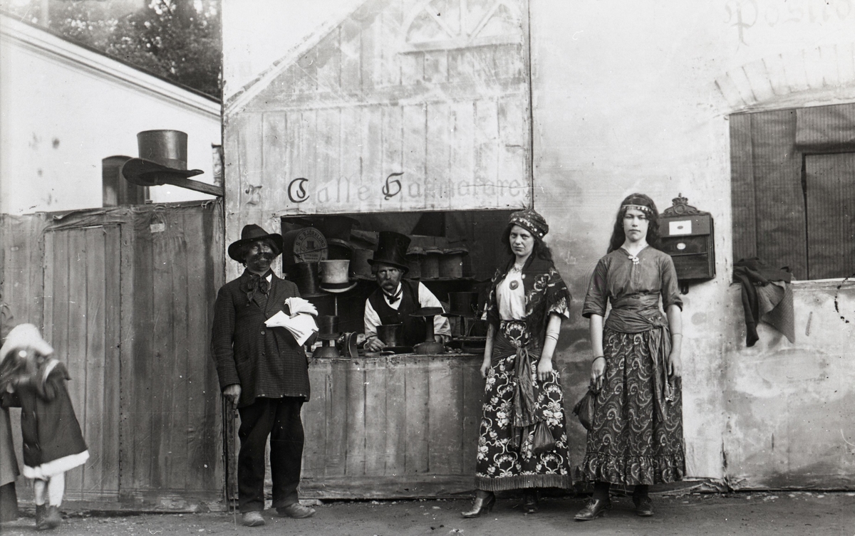 Utklädda människor vid ett hattmakeri under hantverksmässan som anordnades av Kalmar Fabriks- och Hantverksförening.