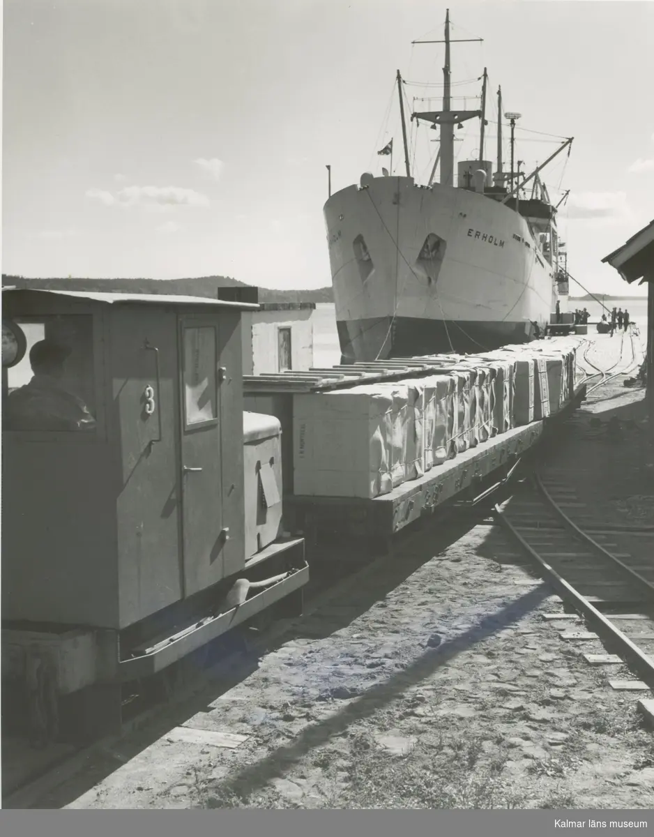 Varor fraktas ombord på lastmotorfartyget Erholm för vidare transport.