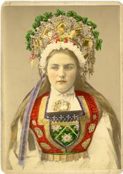 Kolorert studiofotografi av kvinne med brudedrakt og krone p