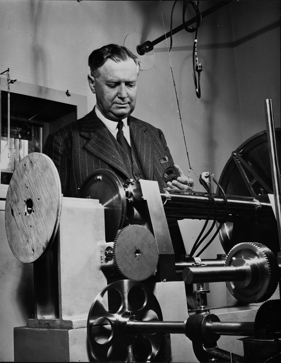 Professor Manne Siegbahn vid en gittermaskin i början av 1950-talet.
