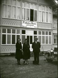 Eli Erstad saman med Magna og Even Sørflaten utanfor Follebu