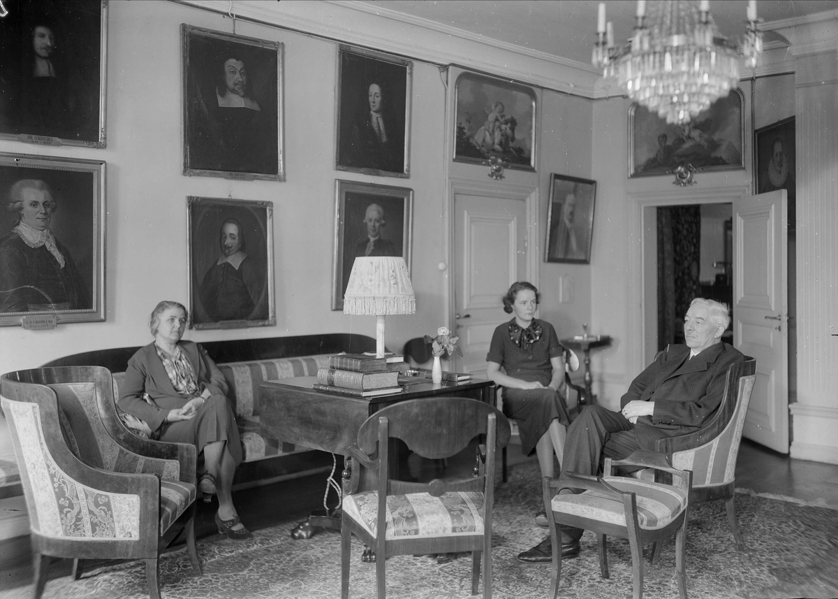 Några personer sitter i en soffgrupp, Uppsala 1937