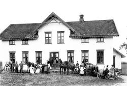 Herseter i Trøgstad, med familien Henningsmoen med flere.
F