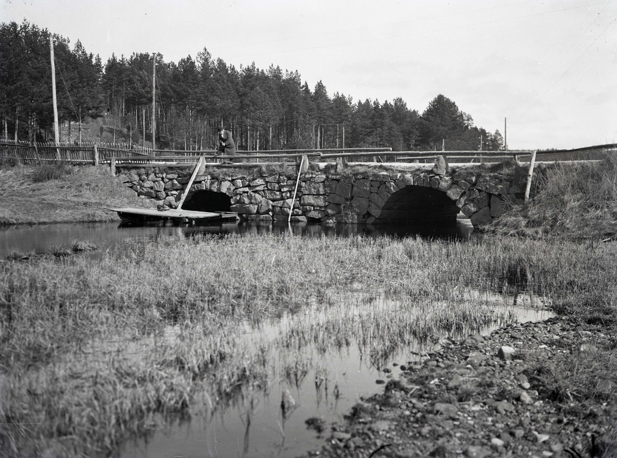 Brovalv i Rökulla. Jöreda bro, en gammal stenbro på postvägen mellan Pelarne och Mariannelund.