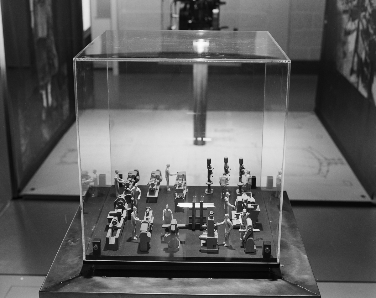 Epok 2. Dokumentation av utställningen "Kulor, Krus och Kaviar", Wallenberghallen. Tidsmaskinen, skildras med små modeller från direktdriftens tid. Tillverkad på 50-talet.