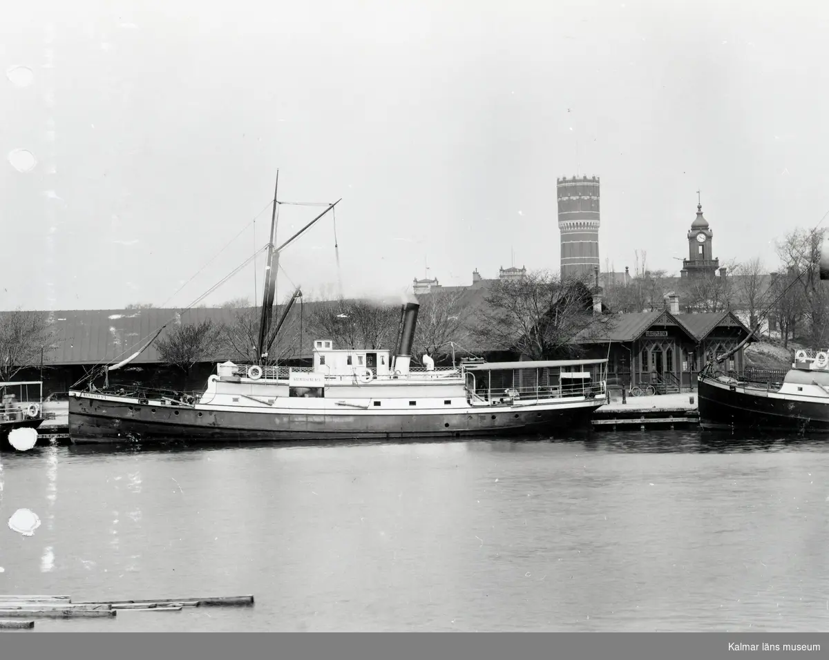 Kalmarsund IV.
Godsmagasinet som syns bakom färjan brann omkring 1920.