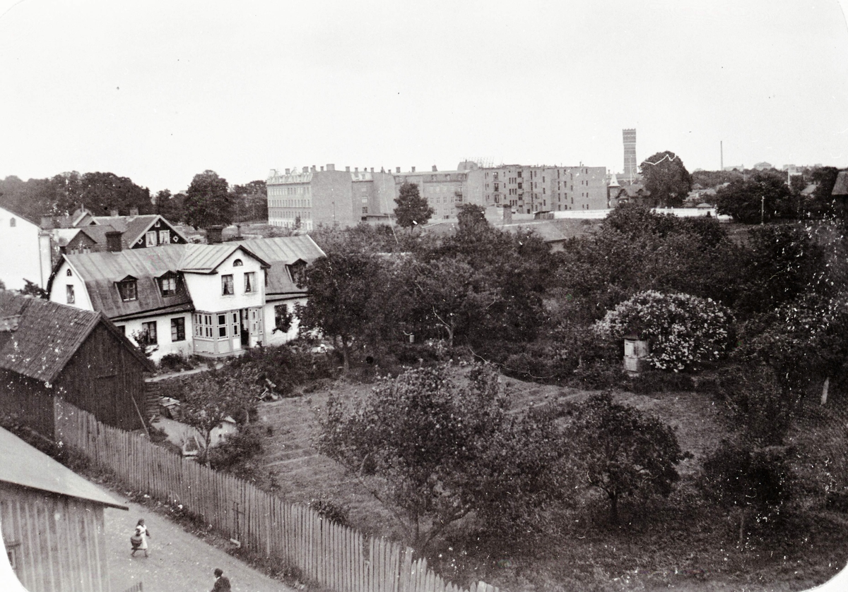 Pihlska gården. Utsikt över Stensögatan och Pihlska gården till höger.