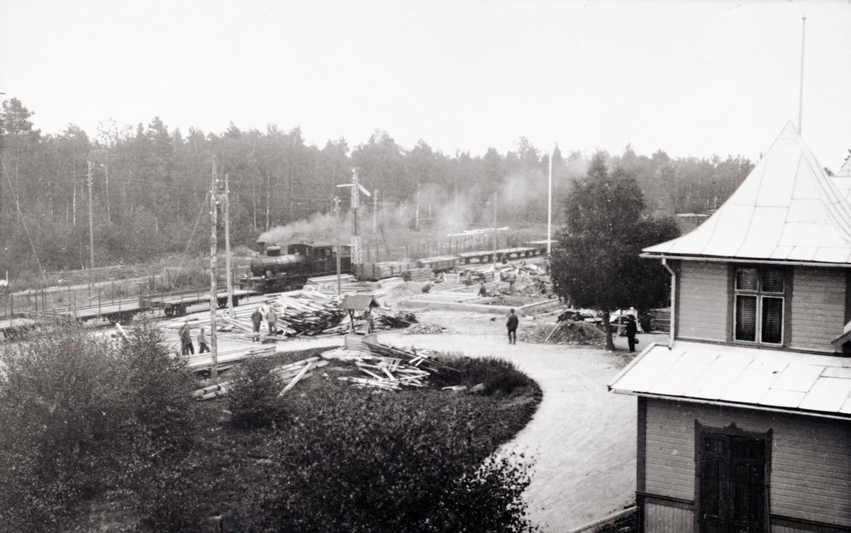 Alsterbro järnvägsstations stationshus uppföres år 1924.